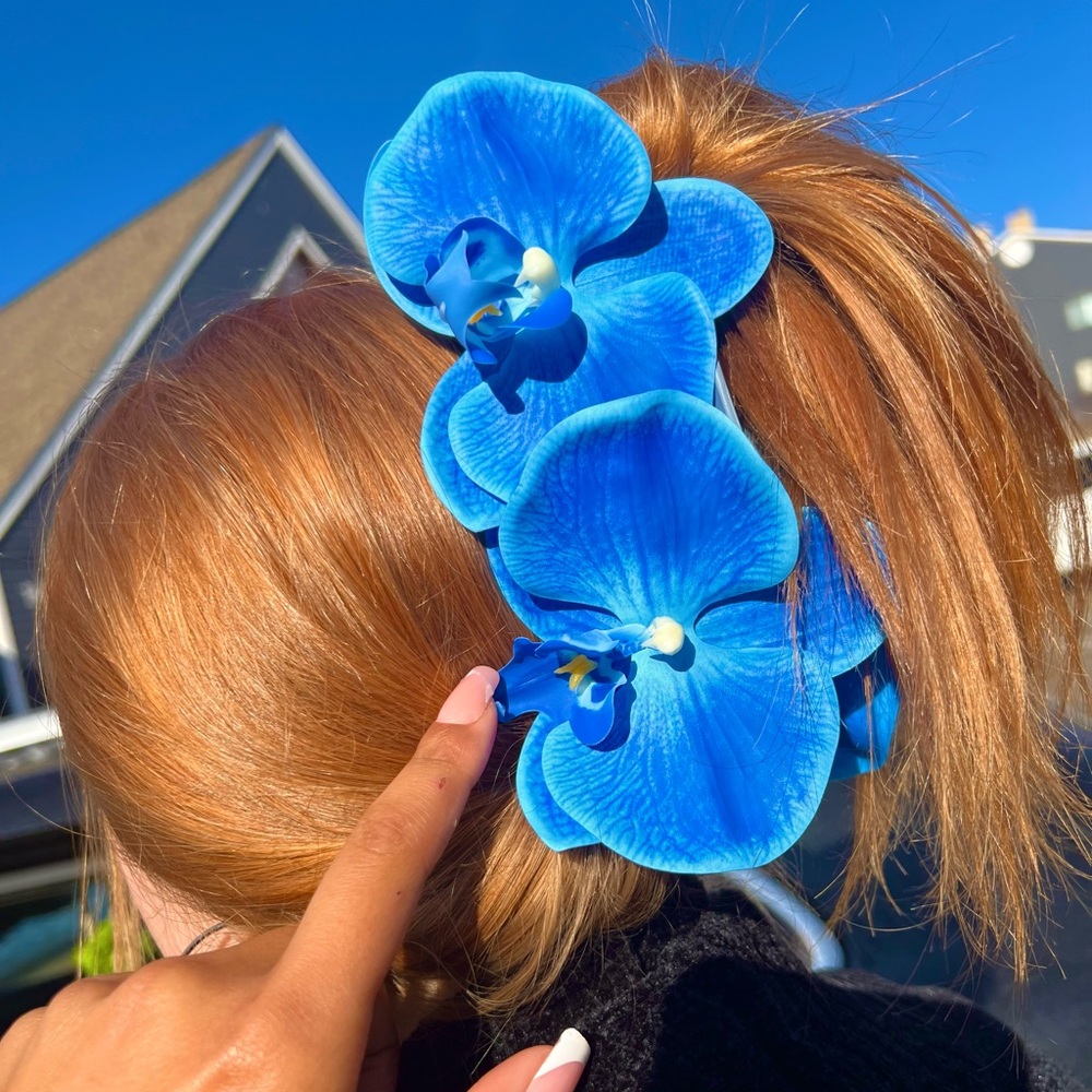 Orchid Elegance: A Blue Claw Clip